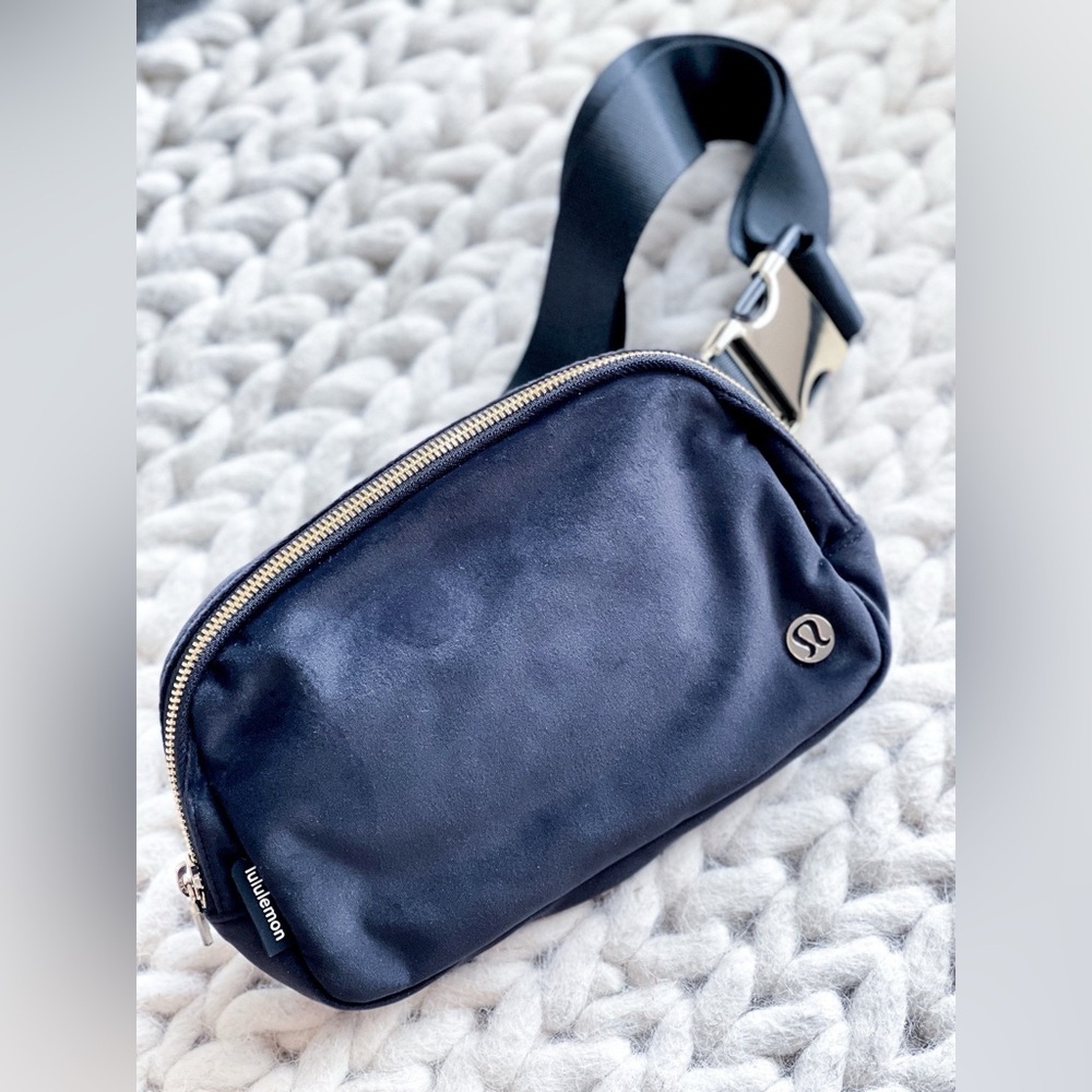 NWOT Lululemon Everywhere Belt Bag 1L Velour Black/Gold